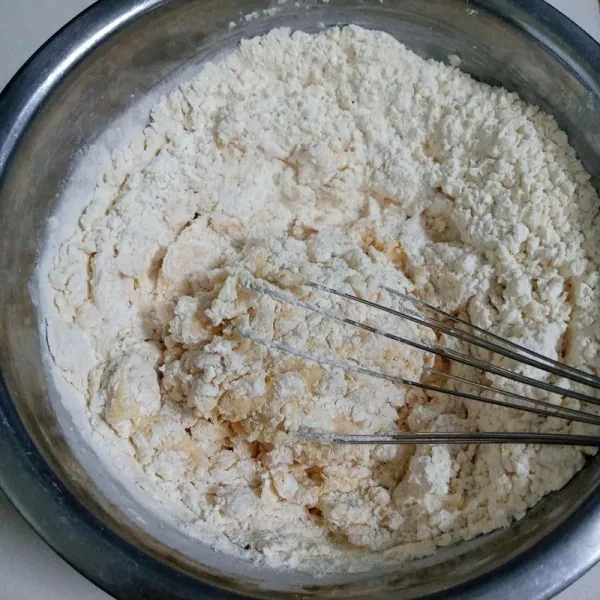 Tambahkan tepung terigu dan garam. Uleni sampai bisa dibentuk kemudian diamkan selama 20 menit.