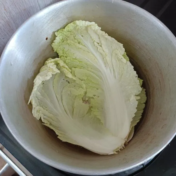 Rendam sawi putih dalam air panas.