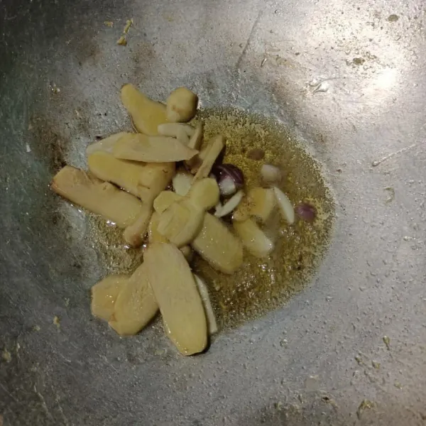 Tumis bawang merah, bawang putih, dan jahe hingga harum.