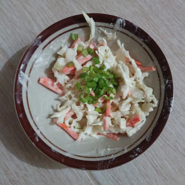 Masukkan air, margarin dan daun bawang. Aduk sampai tercampur merata.