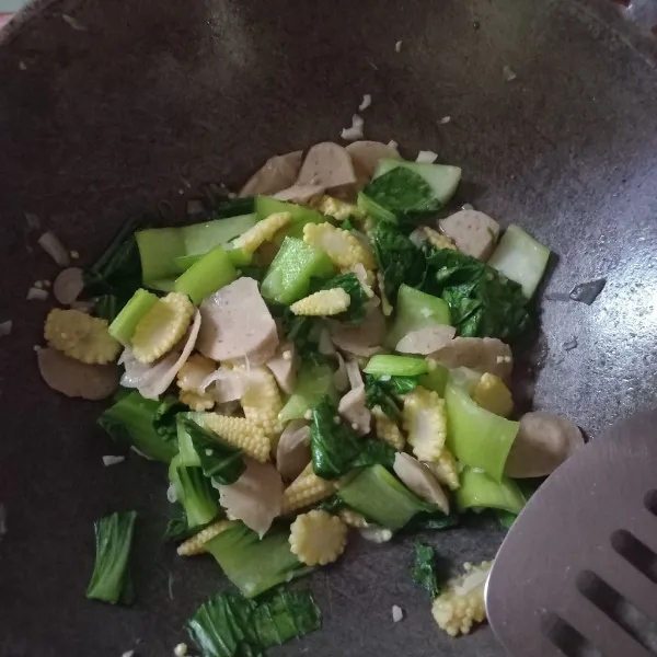 Terakhir masukkan pokcoi dan bumbu-bumbu lainnya. Masak hingga sayuran layu. Siap disajikan.