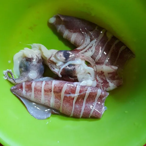Iris tidak terputus cumi. Kemudian beri garam dan perasan jeruk nipis. Diamkan 5 menit.