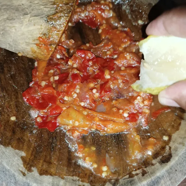Kemudian ulek sampai halus, beri perasan jeruk nipis dan koreksi rasanya, sajikan ikan goreng dengan sambal.