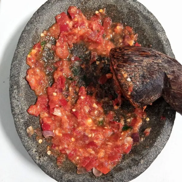 Ulek bumbu sampai halus.
