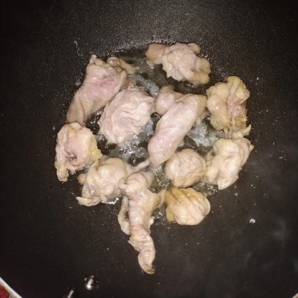 Masak kulit ayam, gak perlu pake minyak ya. Nanti dia keluarin minyak sendiri.