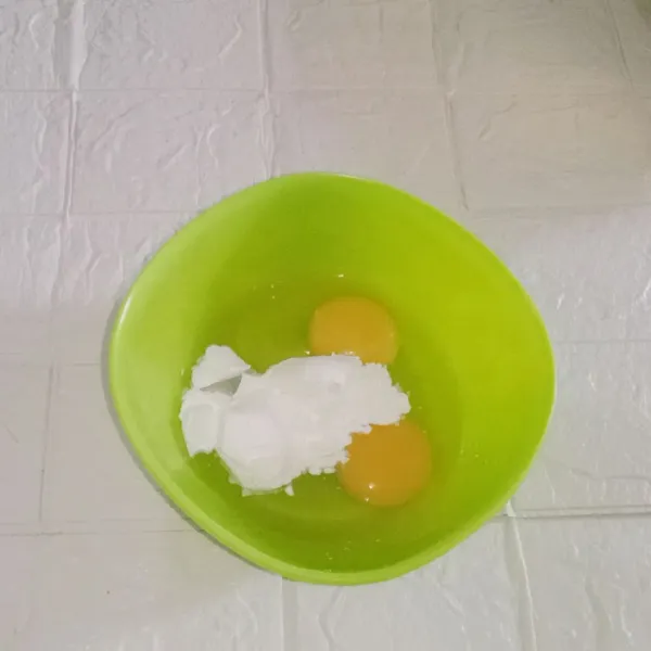 Kocok lepas telur dan tepung maizena.