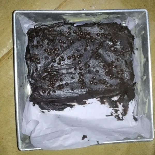 Siapkan loyang yang telah dioles dengan margarin dan beri kertas roti. Tuang adonan, lalu beri taburan choco chips. Oven selama kurang lebih 30 menit, sesuaikan oven masing-masing.