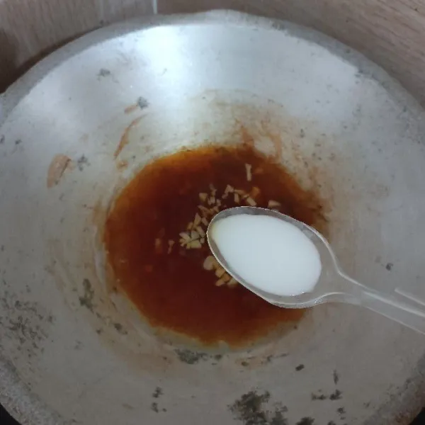 Tambahkan larutan maizena dengan cara mencampurkan tepung maizena dan air. Aduk sampai mengental.