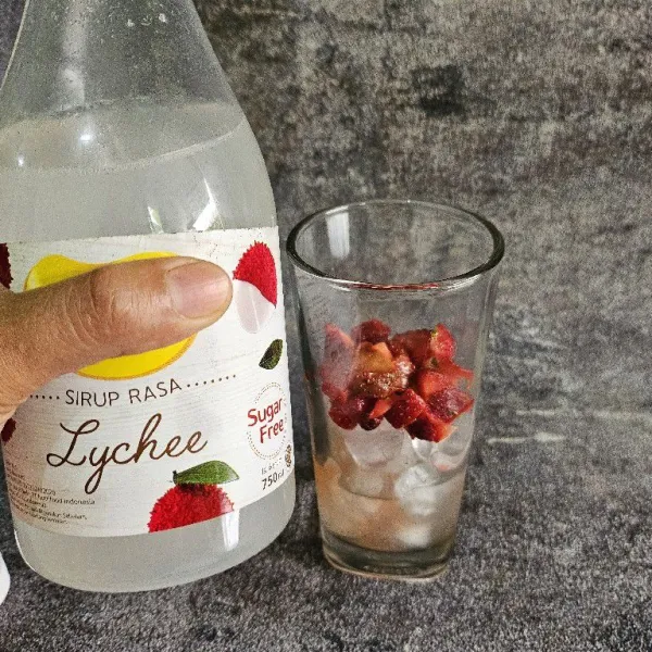 Tambahkan syrup lychee.