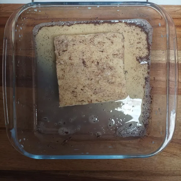 Baluri roti ke dalam adonan basah sehingga semua sisi terbalut.