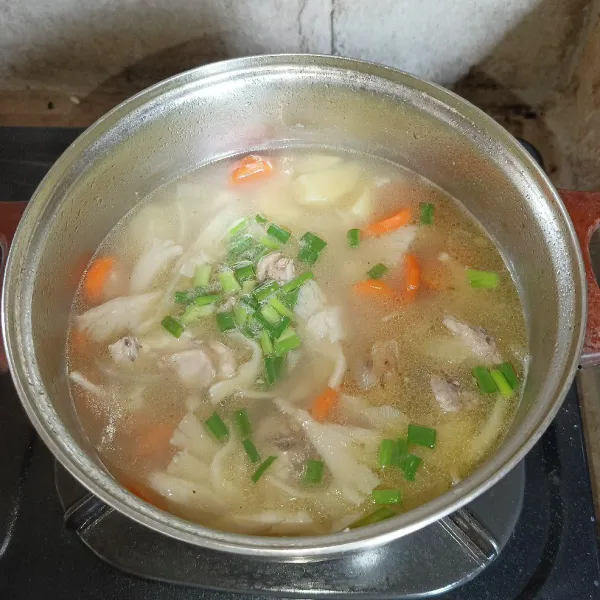 Bila semua sudah matang, tambahkan irisan daun bawang dan aduk rata, koreksi rasanya dan siap disajikan.