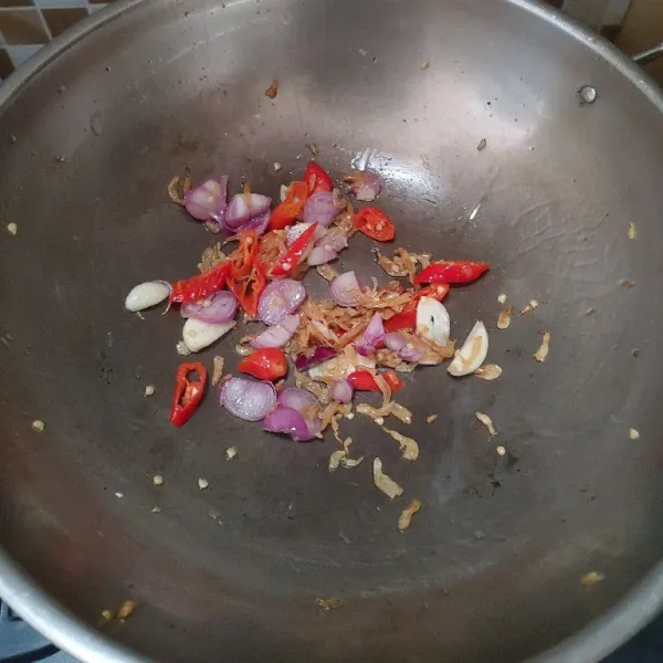 Kemudian masukan irisan cabe, bawang merah dan bawang putih masak sampai layu dan harum.