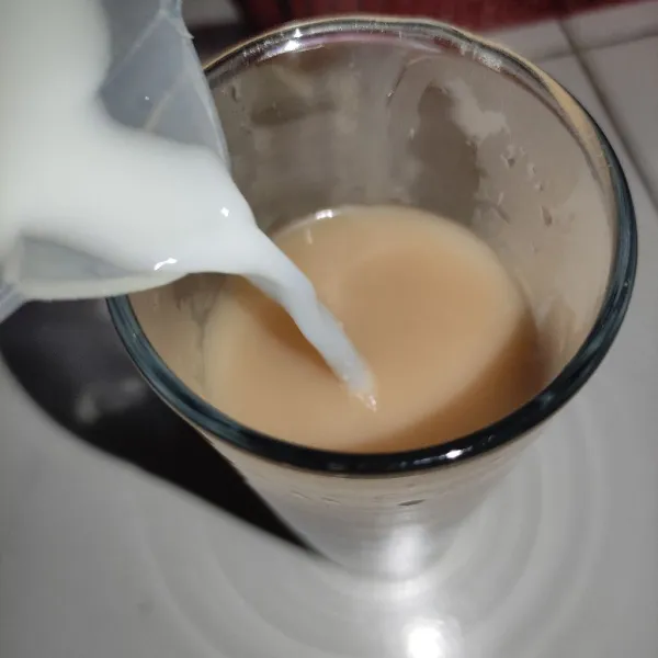 Terakhir masukkan susu cair dan minuman siap disajikan.