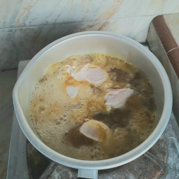 Cuci bersih daging ayam, siapkan panci rebus air hingga mendidih lalu tambahkan 2 sdm bumbu ayam goreng lalu masukan ayam rebus sampai empuk kurang lebih 15 menitan.