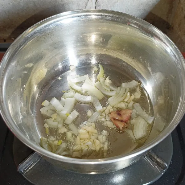 Potong-potong bawang bombay, cincang bawang putih dan geprek jahe, lalu tumis sampai harum.