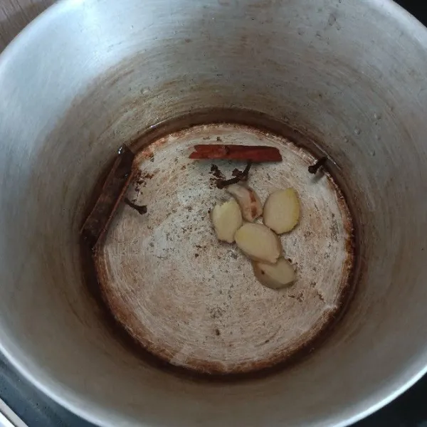 Masukkan jahe, kayumanis, daun pandan dan cengkeh dalam air.