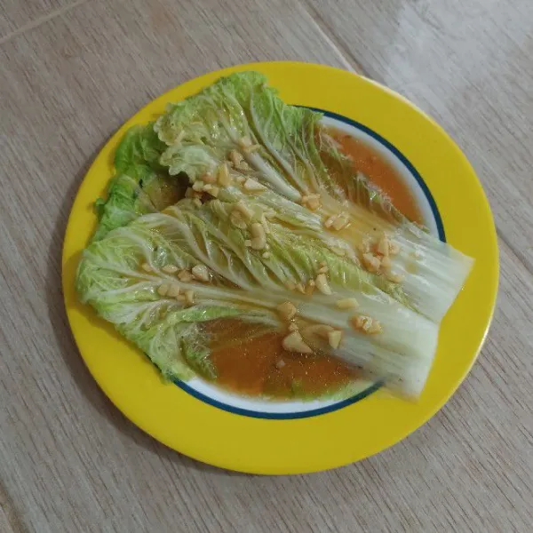 Tuang atasnya dengan kuah bawang putih.