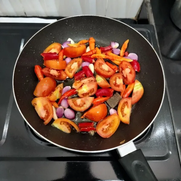 Lalu goreng cabai besar, cabai rawit, bawang merah, bawang putih, tomat merah dan terasi hingga semua bahan sambal layu lalu angkat.