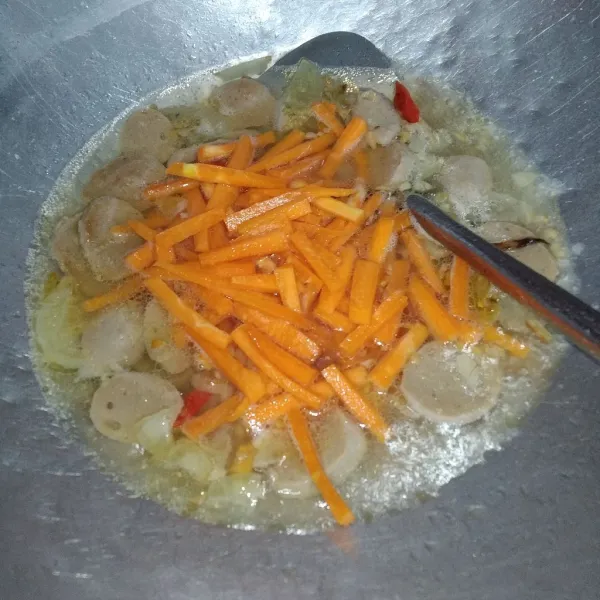 Masukkan air dan biarkan mendidih lalu masukkan wortel, aduk rata. Tambahkan saus tiram, lada bubuk, garam, kaldu jamur.