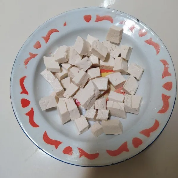 Potong- potong tahu lalu sisihkan.