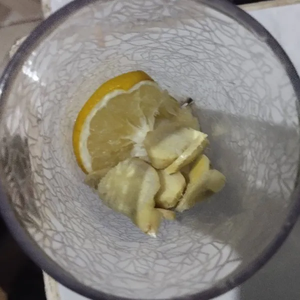 Masukkan dalam gelas saji, tekan- tekan lemon terlebih dulu agar keluar airnya.