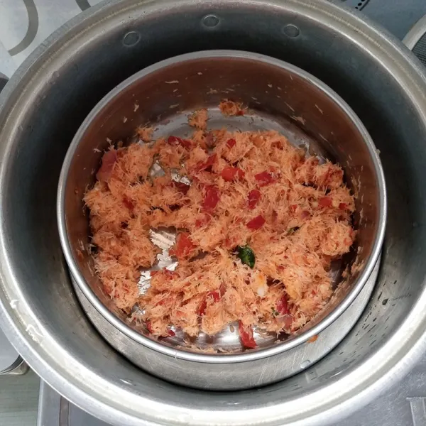 Kukus kelapa parut selama 10-15 menit.