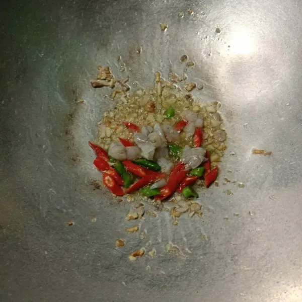 Masukkan cabe merah, cabe rawit, dan udang, tumis sebentar.