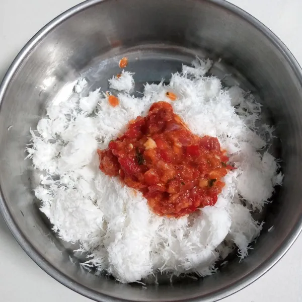 Campur bersama kelapa parut. Aduk rata.