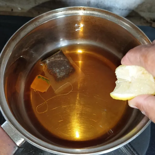 Matikan kompor dan biarkan sampai hangat, lalu beri perasan lemon.