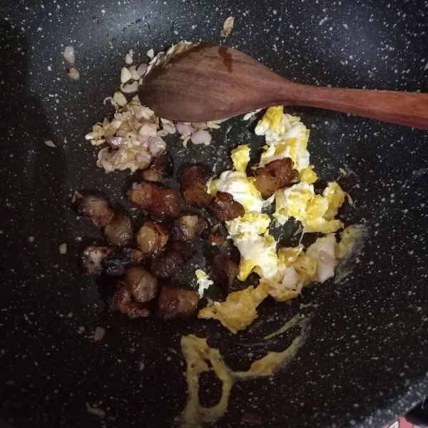 Tumis bawang hingga harum, setelah itu sisihkan ke pinggir wajan, buat telur orak-arik, dan masukan lemak jando. Aduk rata.