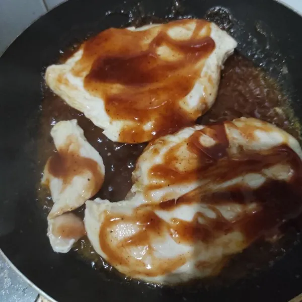 Oles ayam dengan bumbu bbq, siap disajikan dengan wortel dan buncis rebus, serta kentang goreng.