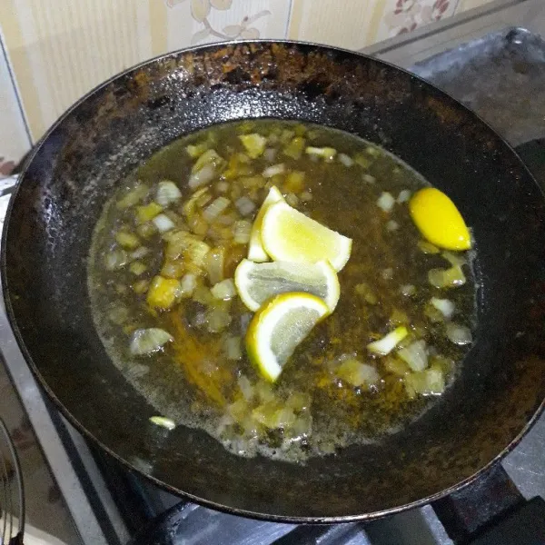 Tambahkan irisan jeruk lemon dan larutan tepung maizena. Aduk merata.