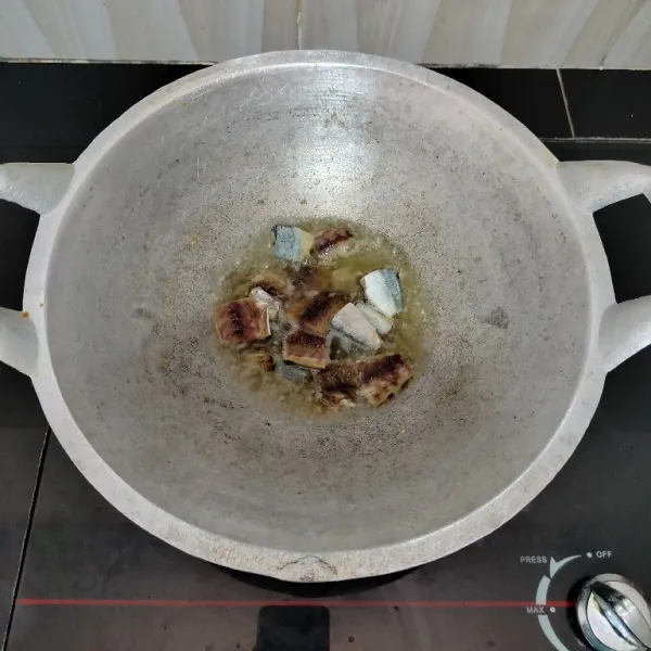 Potong-potong ikan asin klotok, buang durinya, cuci bersih lalu goreng hingga matang kemudian angkat.