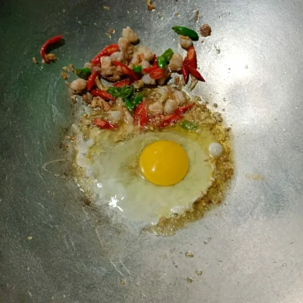 Masukkan telur lalu orak arik.