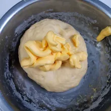 Tambahkan margarin. Uleni sampai kalis (me. menggunakan mixer).