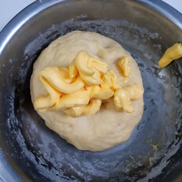 Tambahkan margarin. Uleni sampai kalis (me. menggunakan mixer).