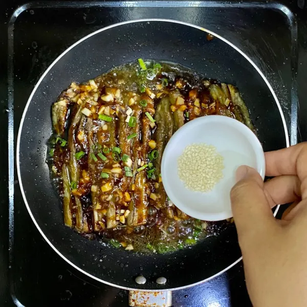 Tambahkan wijen, lalu masak hingga bumbu meresap dan menyusut. Angkat dan sajikan.