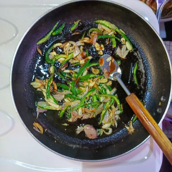 Masukkan cabe hijau, masak hingga layu, bumbui dengan garam dan saus tiram.