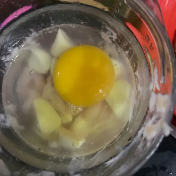 Blender ayam, bawang putih dan telur sampai halus.