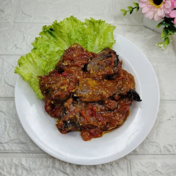 Tuang sambal ikan pe ke dalam piring dan sajikan hangat.