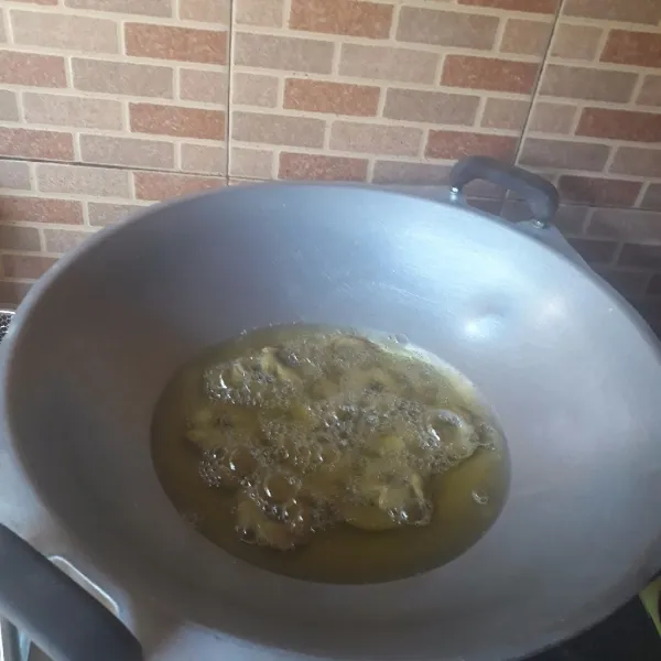 Goreng dalam minyak panas api sedang hingga matang dan renyah. Angkat dan tiriskan.