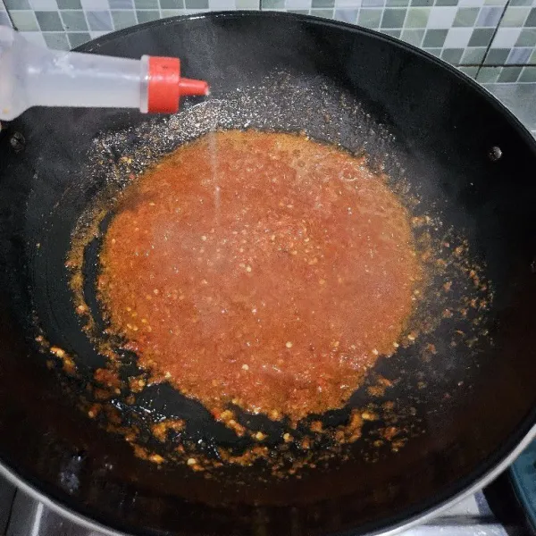 Masukkan garam dan cuka, tumis hingga cabe berubah warna lalu masak hingga berubah warna dan bau langu cabai hilang. Koreksi rasa kemudian matikan api.