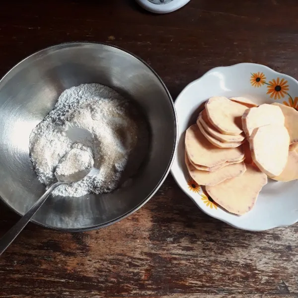 Kupas ubi dan potong ketebalan 1/2 cm. Campurkan tepung beras, terigu, gula dan garam, aduk rata.