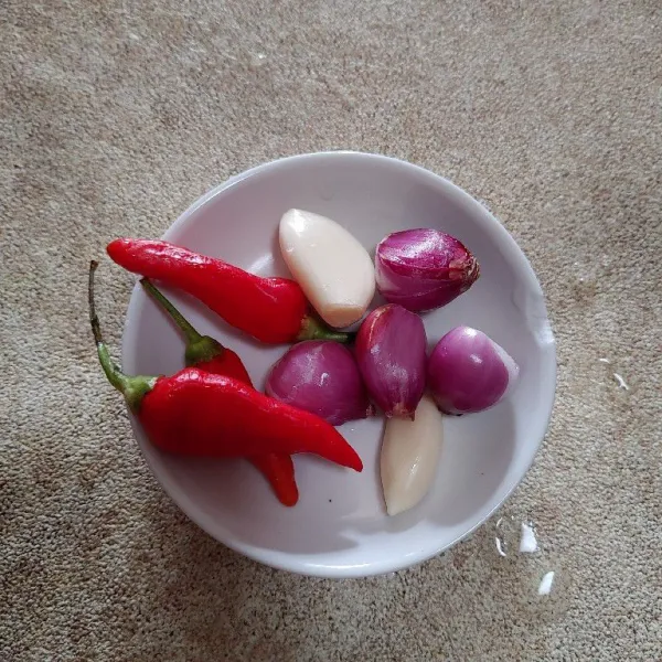 Siapkan bahan bumbu lalu iris-iris.