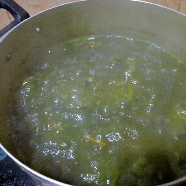 Setelah 12 menit matikan api dan diamkan hingga 30 menit dengan panci tetap tertutup rapat. Rebus kembali setelah 30 menit, selama 12 menit kedua. Pastikan air tetap merendam daun, tambahkan air jika dirasa kurang banyak.