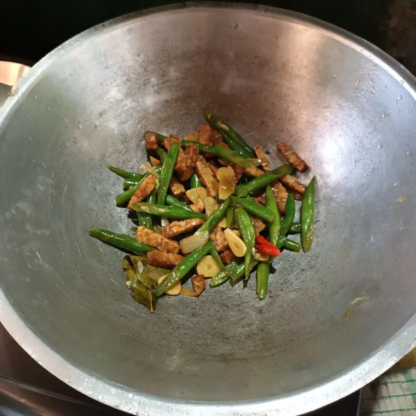 Biarkan sampai bumbu meresap dan air menyusut. Setelah matang, angkat dan siap disajikan.