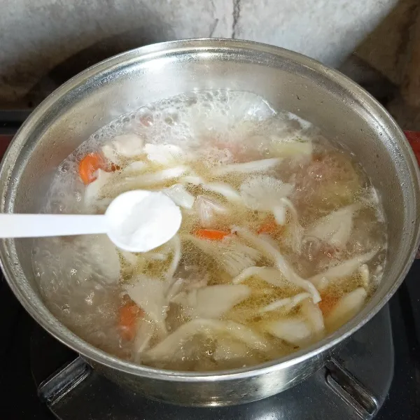 Bumbui dengan garam, lada bubuk, gula pasir dan kaldu jamur.