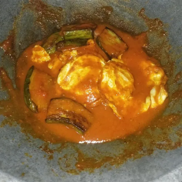 Masak hingga bumbu meresap, koreksi rasa dan sajikan.