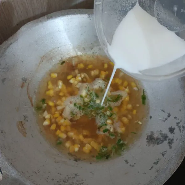 Setelah jagung matang, masukkan maizena yang sudah dilarutkan.