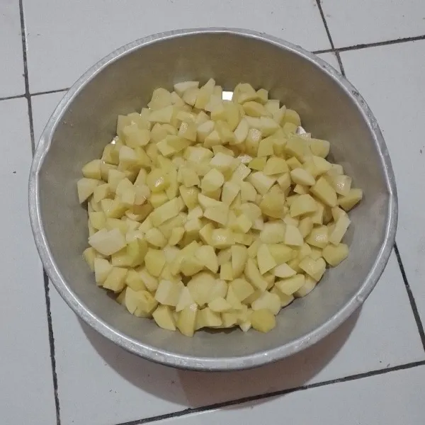 Kupas kentang, potong kecil-kecil, cuci bersih kemudian tiriskan.